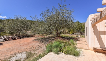 Resa Estate finc for sale Ibiza santa gertrudis te koop spanje side and garden.jpg